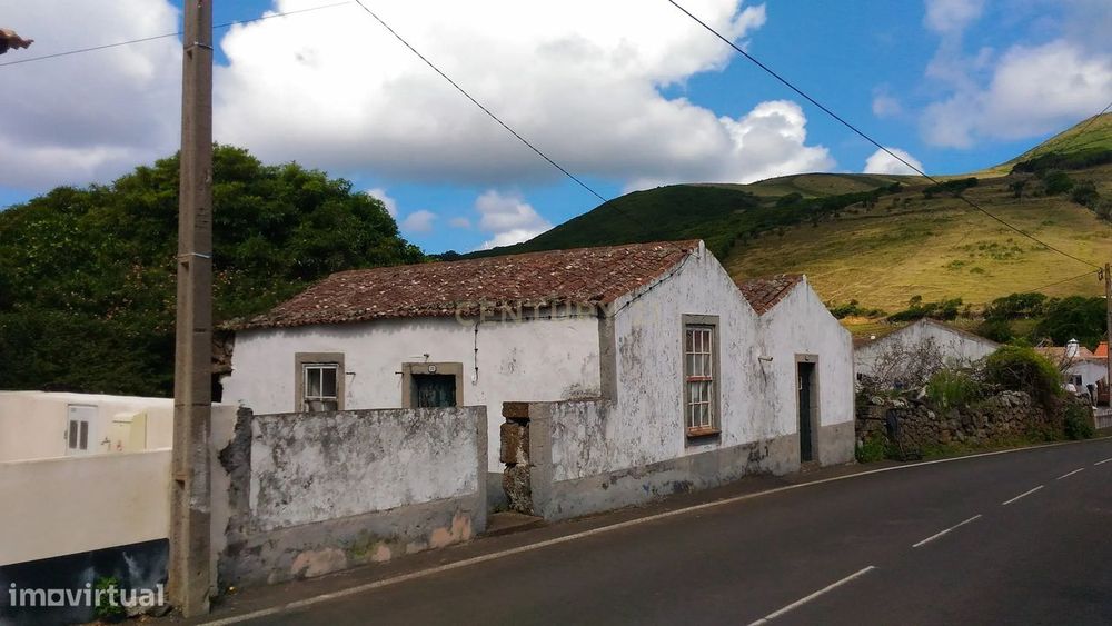 Moradia a reabilitar em zona calma na Ilha da Graciosa