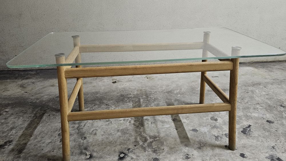 Mesa de vidro c/ pé de madeira