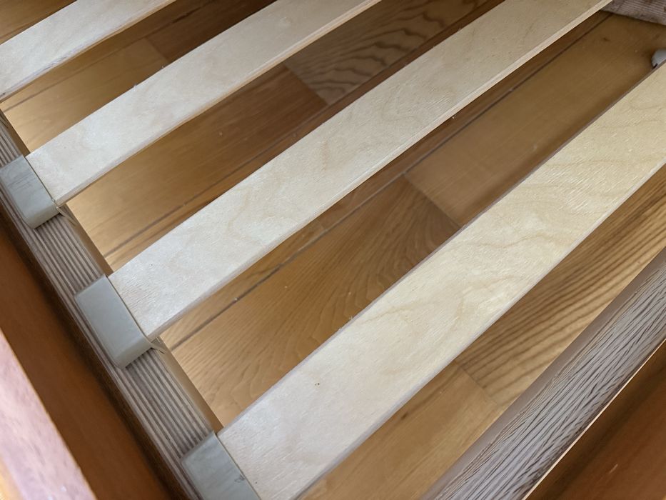 duże łóżko w stylu Boho