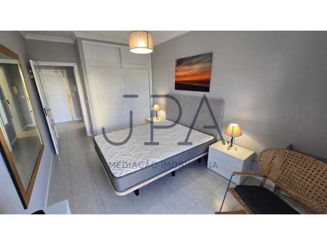 AF-T1-530-Monte Gordo com estacionamento exterior no parque .