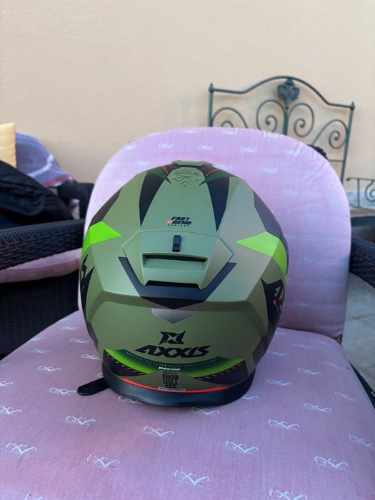 Capacete, luvas e casaco de mota