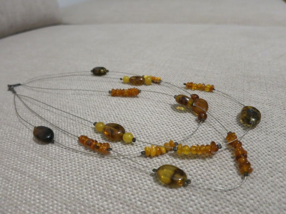 Naszyjnik z bursztynami.