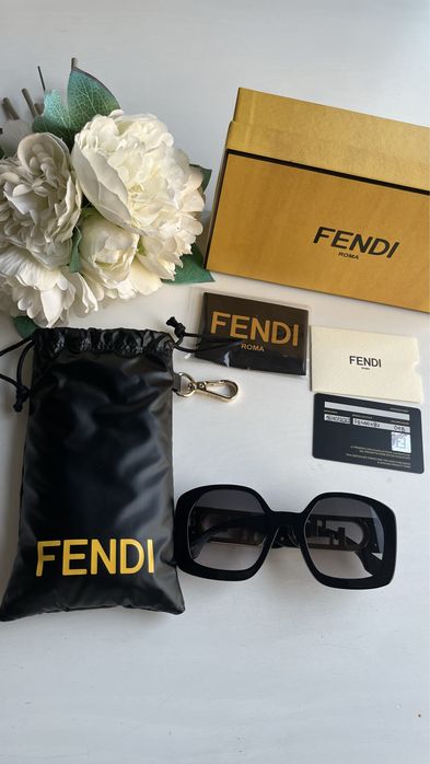 Okulary przeciwsłoneczne Fendi FE40048U 01B