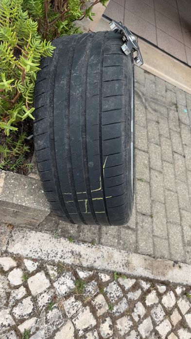 Para despachar jantes e pneus Audi S5