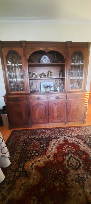 Cristaleira em mogno