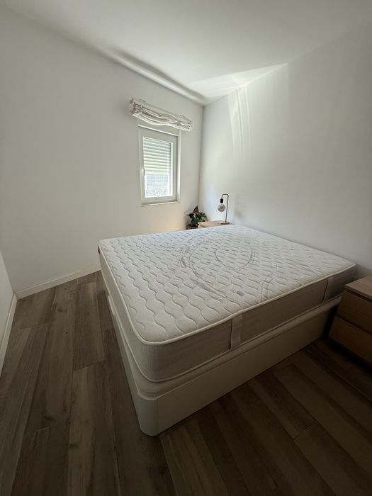 Cama king size com colchão e arrumação