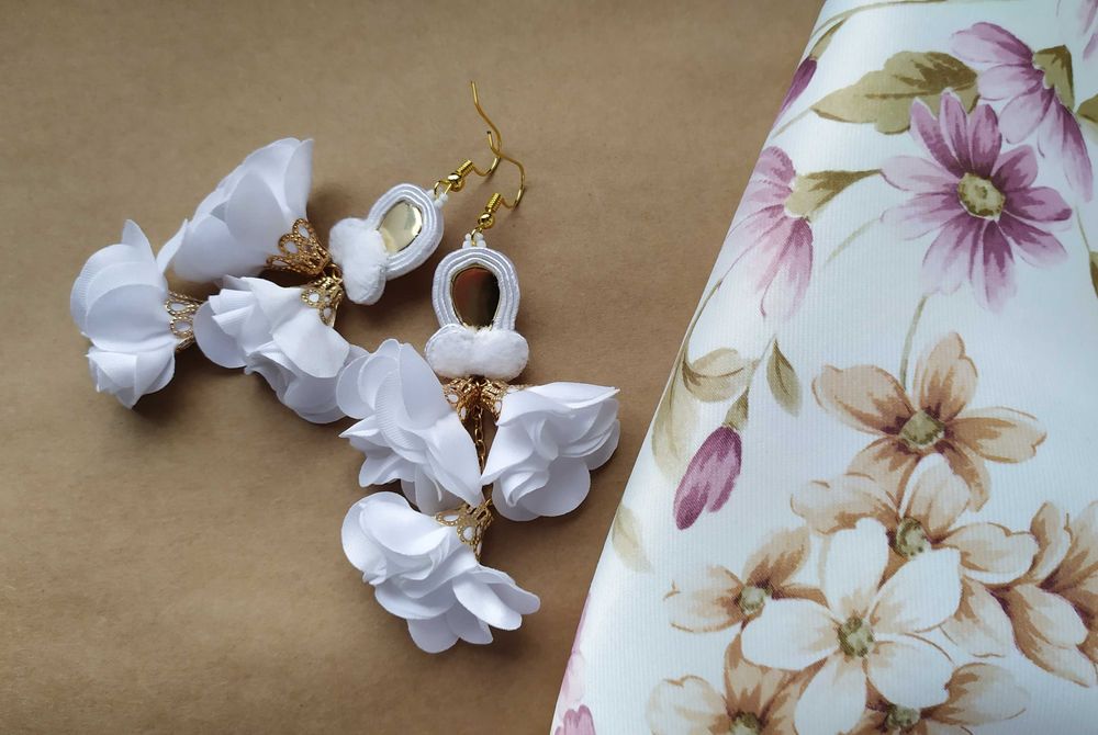 Kolczyki sutasz ślubne złote białe Boho kwiatki