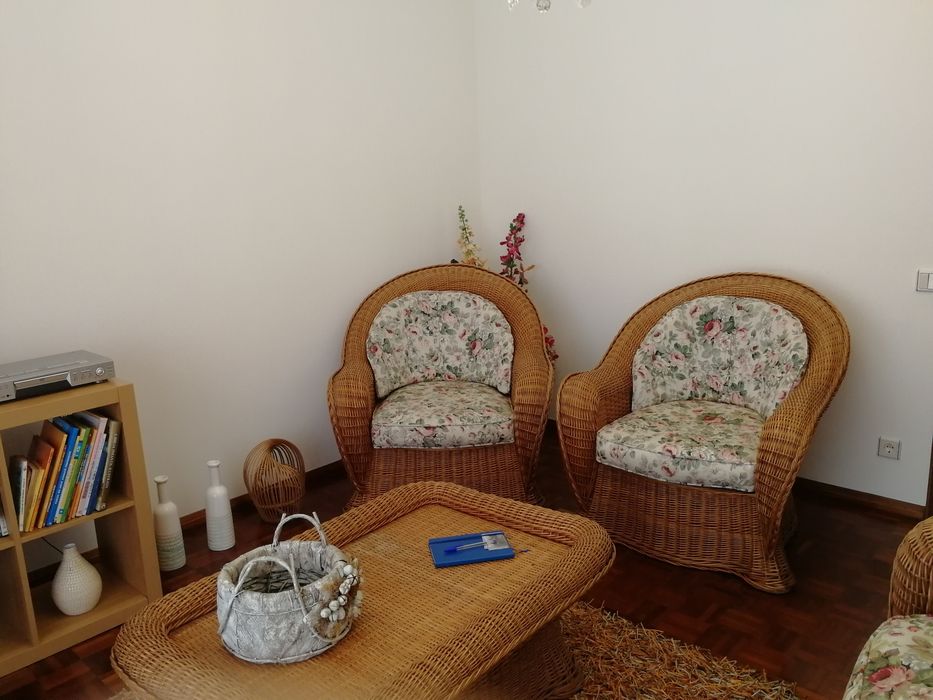 Sofás e mesa de jardim