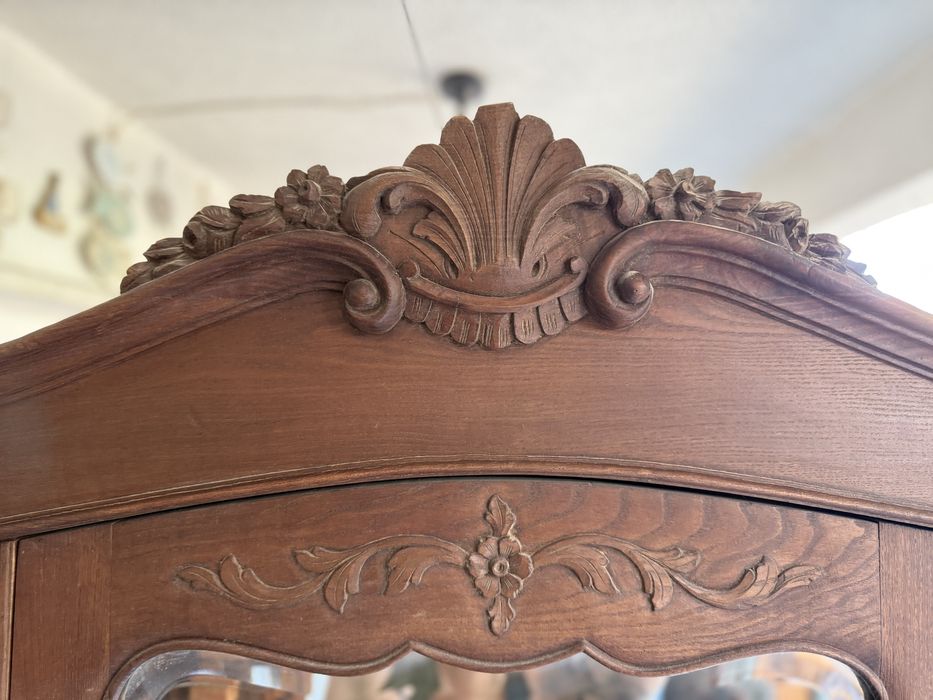 Roupeiro em madeira maciça