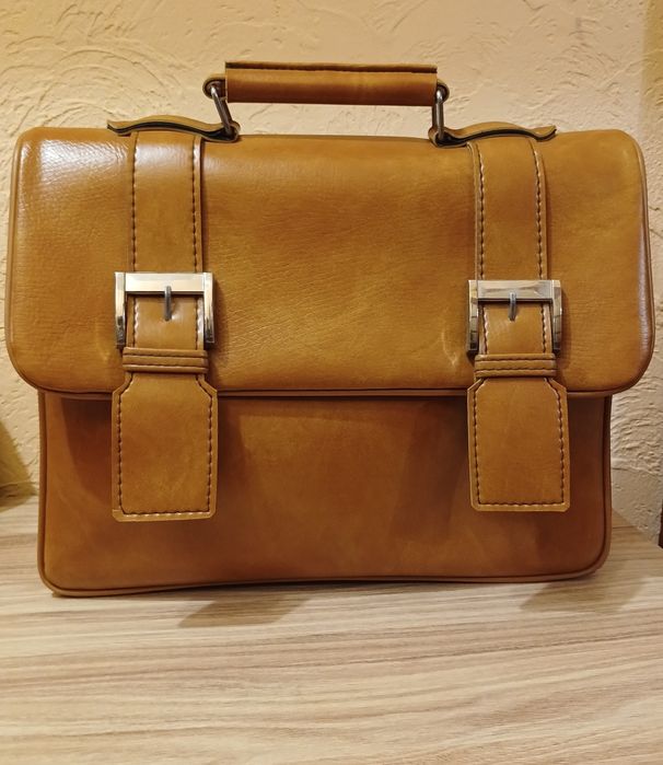Портфель ідеальний стан.світло коричн колір.підходить чоловікамм