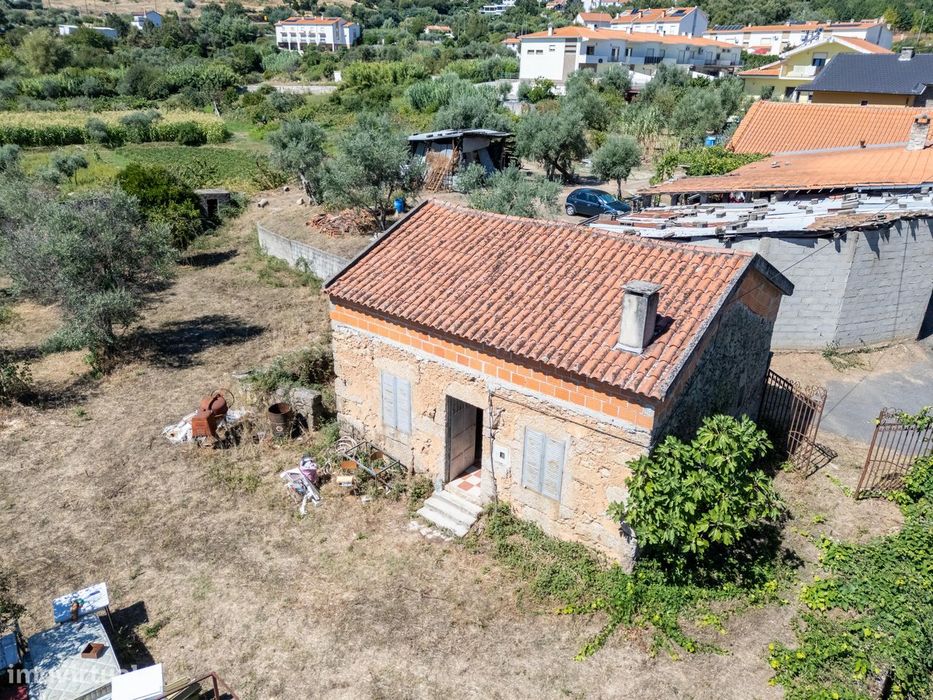 Moradia em pedra isolada com piscina e jardim