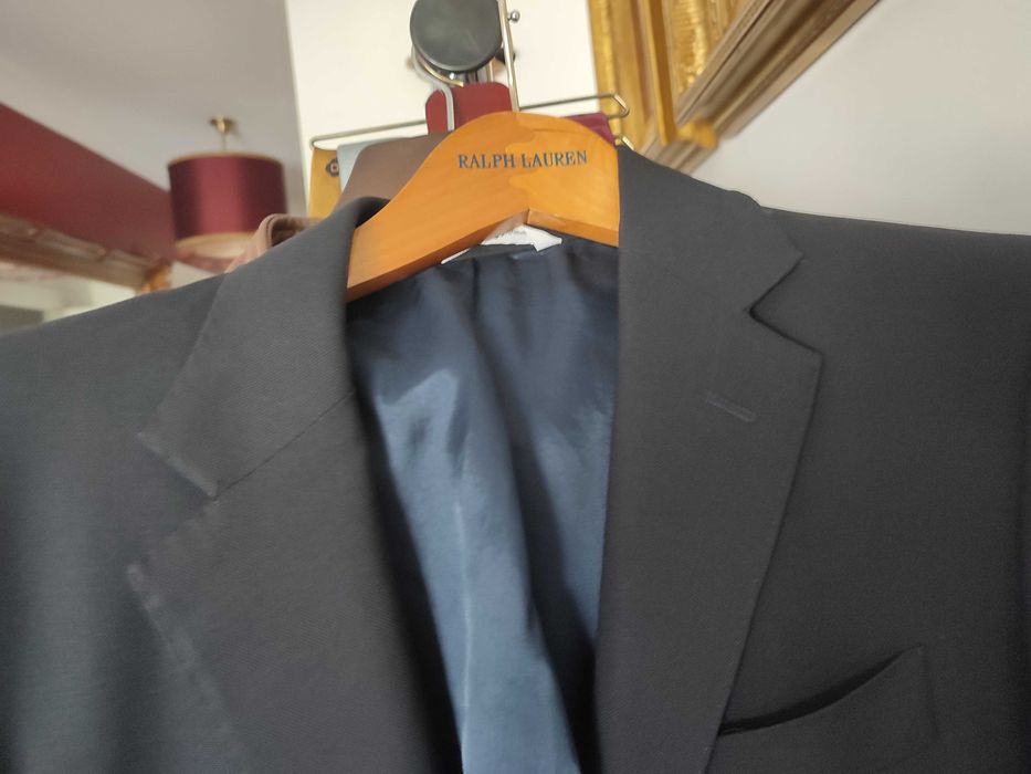 Blazer azul escuro com botões dourados da loja oficina Mustra. Luxo