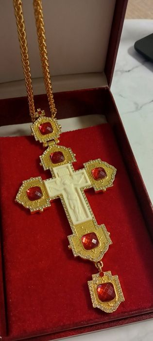 Хрест з прикрасами