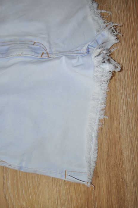 Джинсовые шорты с потертостями zara