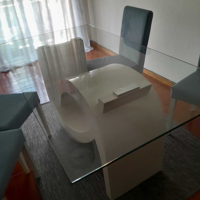 Mesa de jantar (100×180) e 4 cadeiras como novas