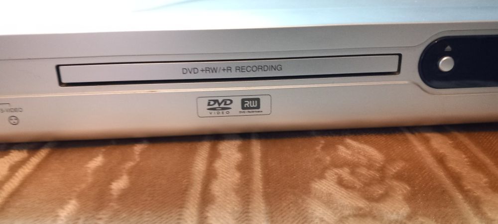 Nagrywarka z odtwarzaczem DVD firmy LG.