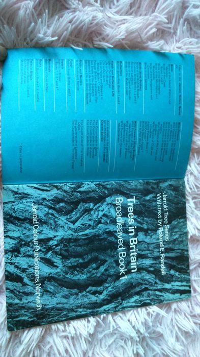 Книга англійська Trees in Britain  Дерева Британії Широколисті кн. 1