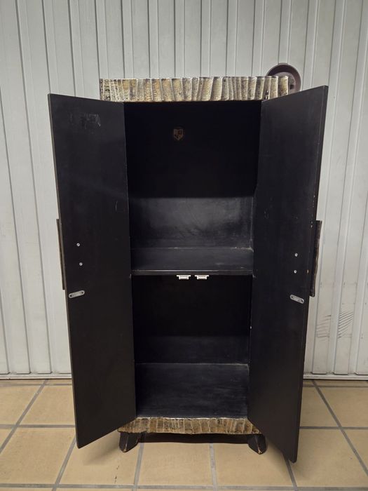 Armário preto com detalhes dourados