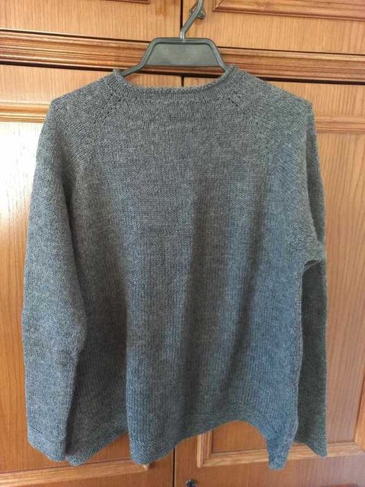 Sweter ciemno szary. Ręczna robota.