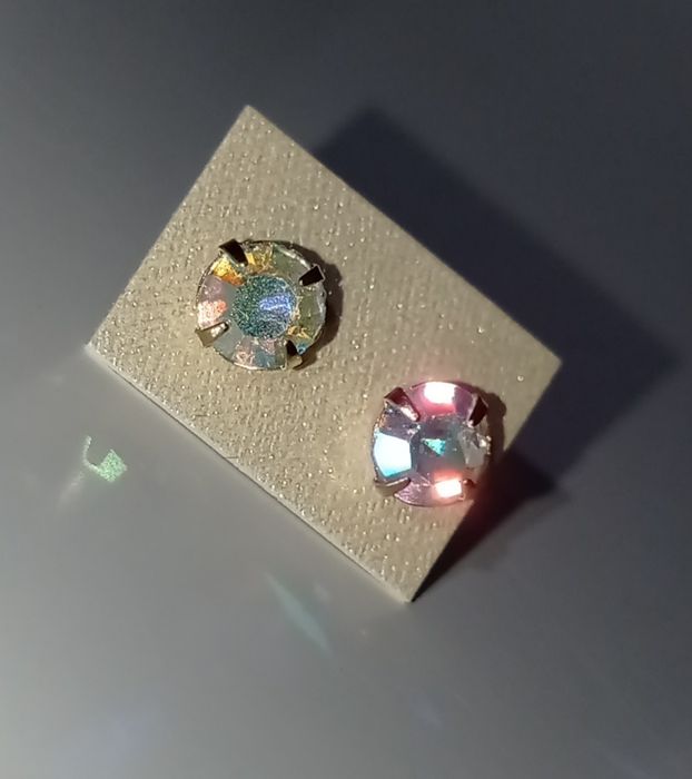 Nowe złote kolczyki diamenciki błyszczące wielobarwne ze stali nierdze