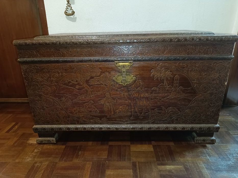 Arca de madeira maciça