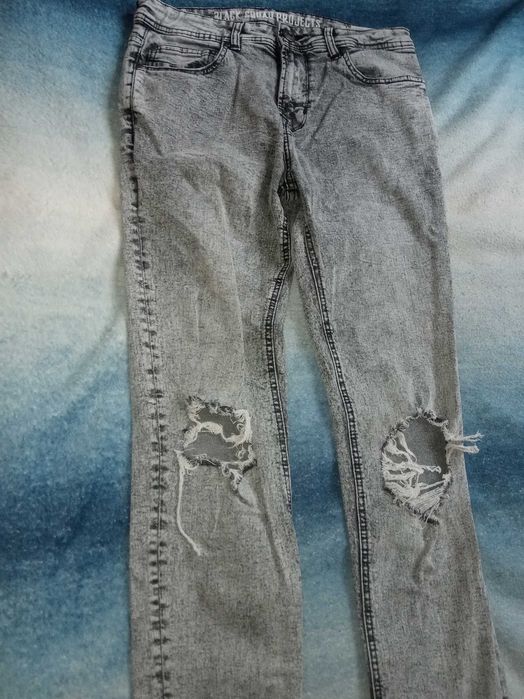 Spodnie czarne jeansowe rozm. XS -36 z dziurami na kolanach