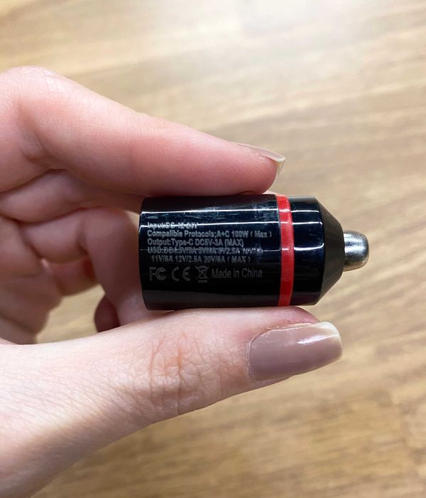 Mini carregador de isqueiro Fast charging com 2 entradas (USB + USB-C)