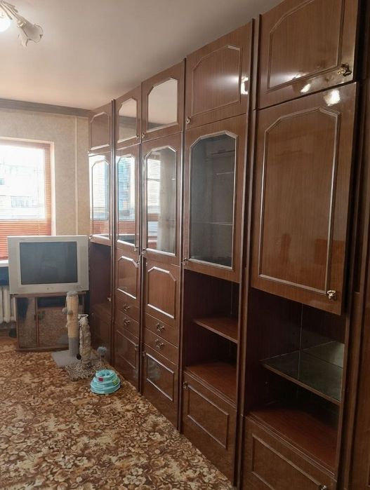 Телевизор + пульт + тумбочка, рабочий, б/у