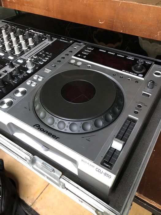 Flight Case com 2 Pioneer Cdjs 850 e uma mesa Pioneer Djm 750
