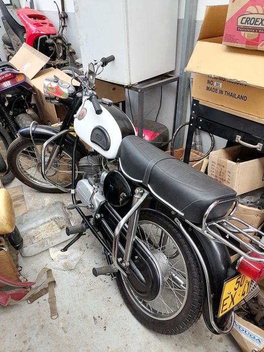 Vai para venda esta relíquia de motorizada  casal E. F. S 120M 4veloci