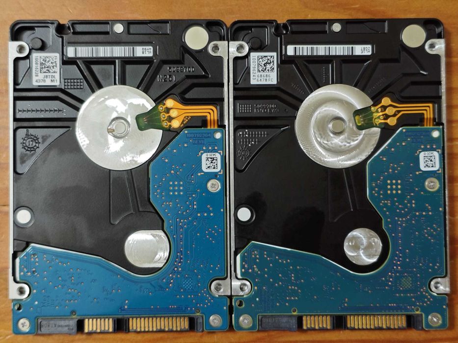 2 discos 2.5" Seagate FireCuda Hybrid 500GB HDD + 8GB NAND (5400 RPM)