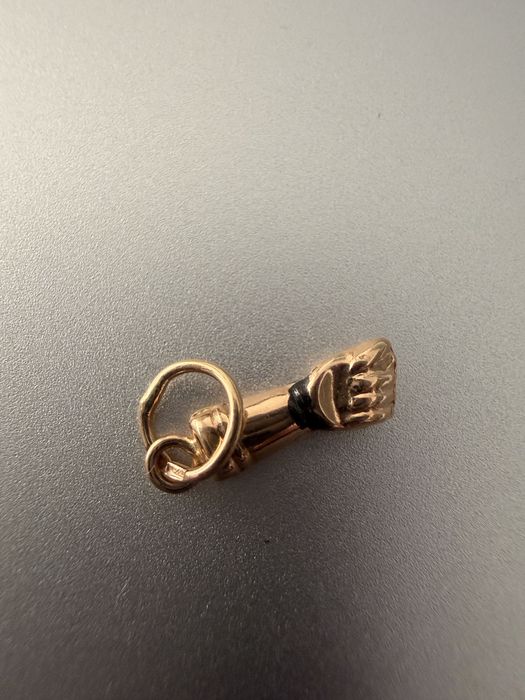 Figa em ouro 19k,com 0,22 gr