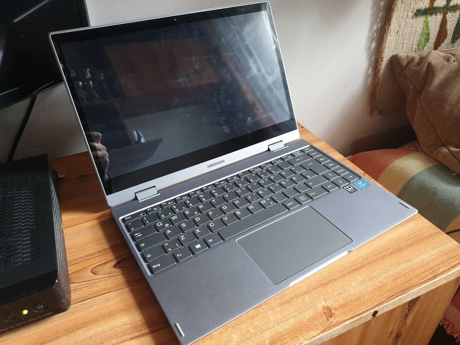 Dotykowy laptop Medion z obrcanym ekranem FullHD. Jak nowy.