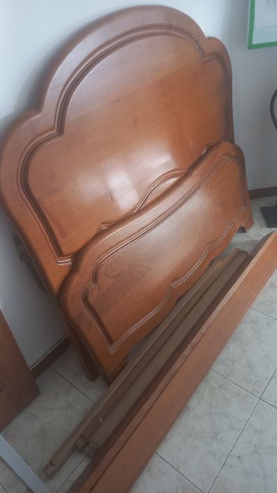 Cama de casal em madeira