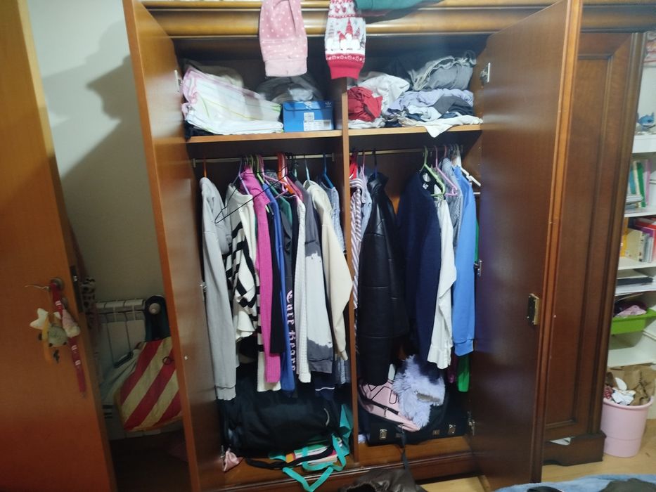 Guarda fatos em madeira maciça