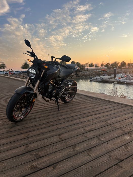 Honda CB125R 2021 com extras