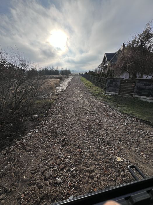 Naprawy dróg podjazdów utwardzenie gruzem kruszywem uslugi koparka