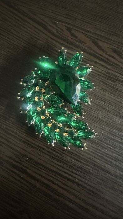 Брошка зеленого кольору з золотом)