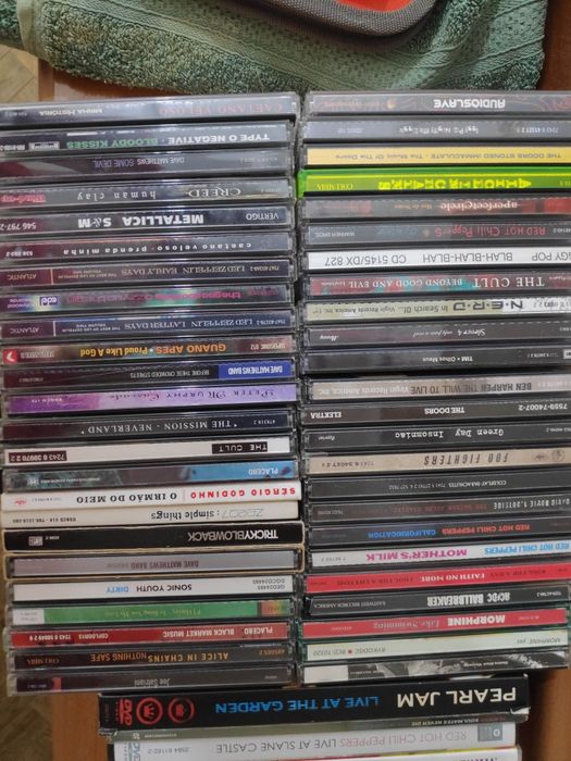 Conjunto de CDs e DVDs.