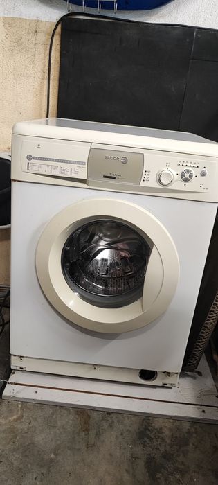 Duas máquinas de Lavar Roupa