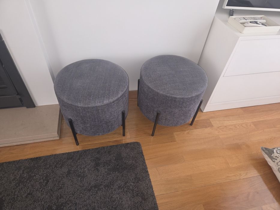 2 banquetas cinzentas