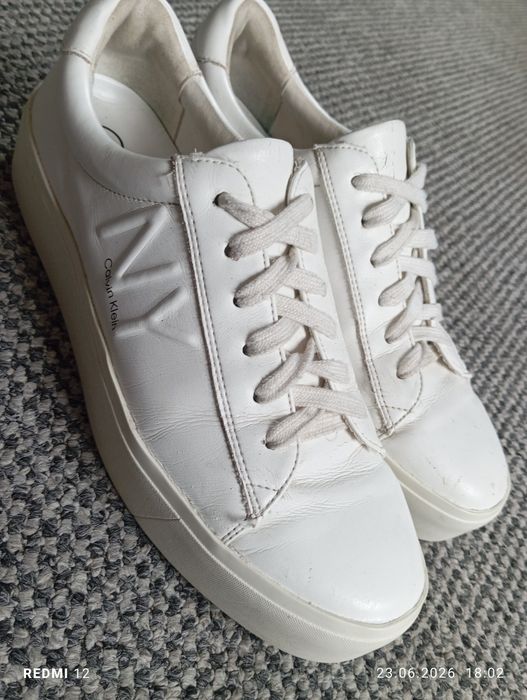 Białe sneakersy Calvin Klein z wytłoczonym logo NY r. 39