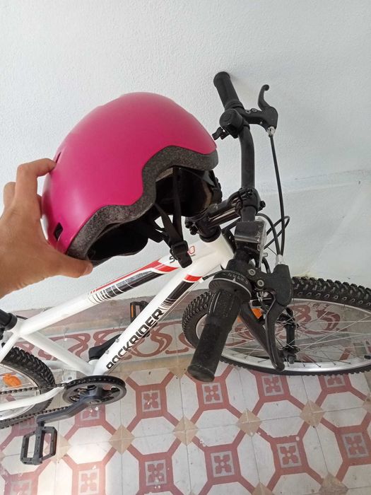 Bicicleta btt rockrider st100 (9-12 anos) roda 24" + capacete b100 rosa 52-54 cm