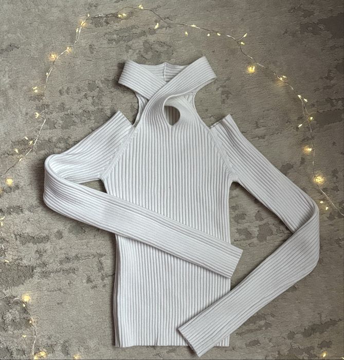 Біла кофтинка-топ з відкритими плечима