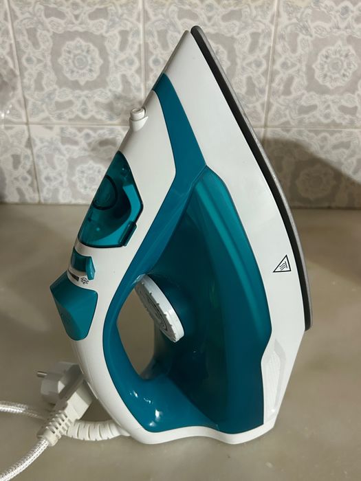 Ferro de engomar a vapor Tristar ST-8320 novo