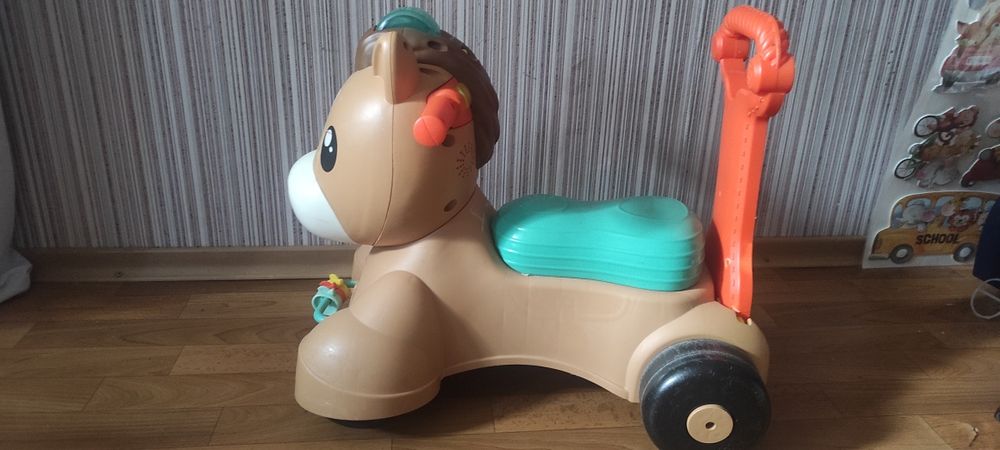 Коник дитячий, їздить, світится, співає,