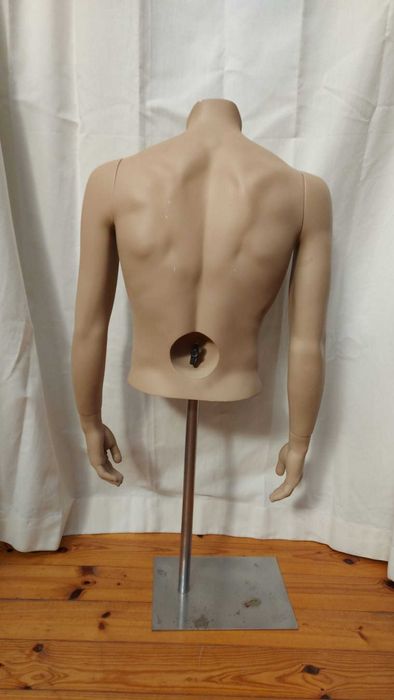 Busto de homem ajustável sem cabeça