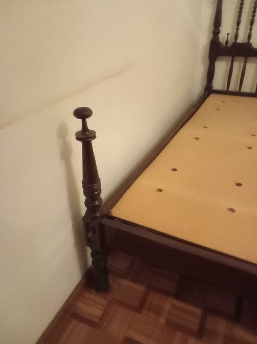 Cama de casal de castanho