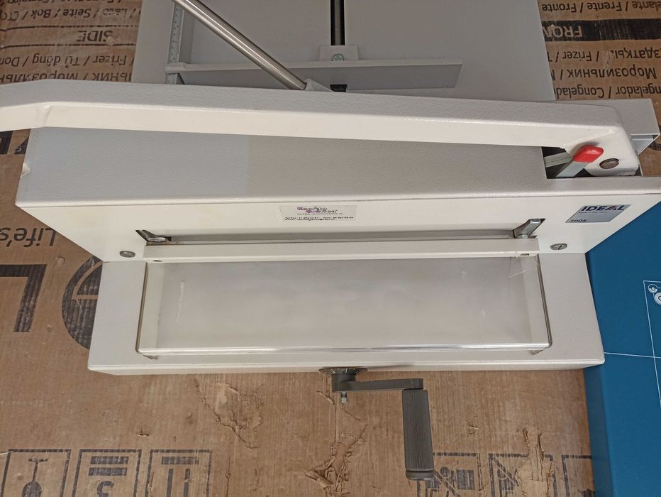 GUILHOTINA marca Ideal, modelo 3905, com boca de 39 cm, usada em muito bom estado