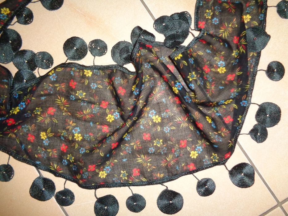 niepowtarzalna trójkątna owalna chusta apaszka z okrągłymi frędzlami